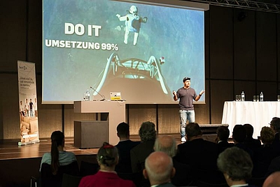 Ali Mahlodji bei der Start Up(per) Austria auf der Bühne