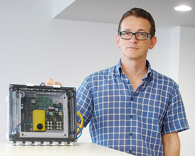 VoXel-Gründer Dr. Simon Vogl mit seiner Time-of-Flight Kamera. Foto: VoXel